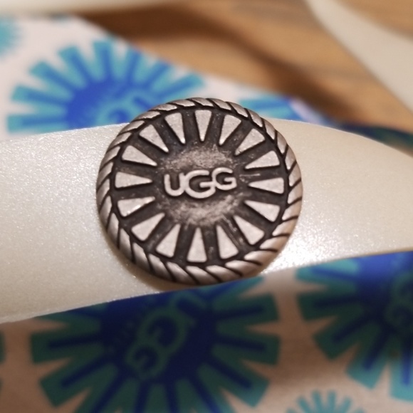 ***SOLD***Ugg Flip Flops Womens - Picture 5 of 8